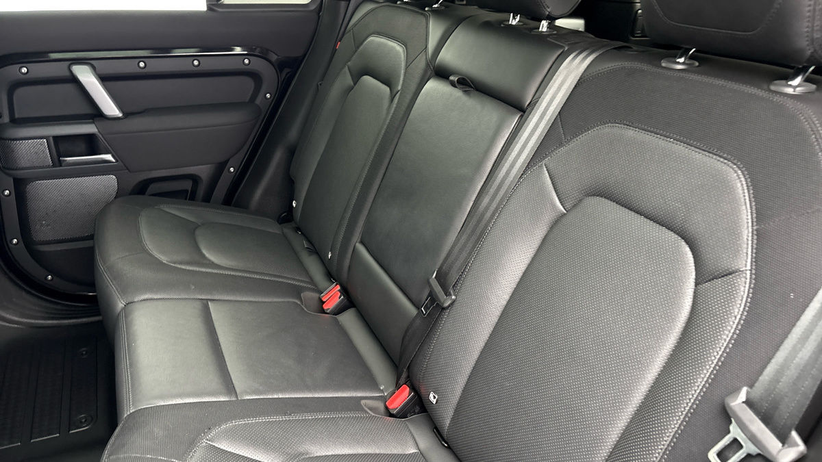 Land Rover Defender 110 Image 8