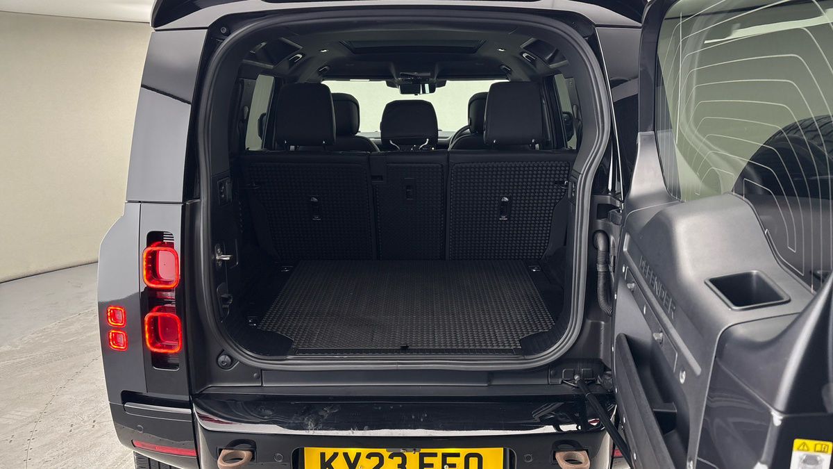 Land Rover Defender 110 Image 11