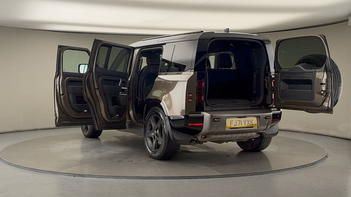 Land Rover Defender 110 Image 23