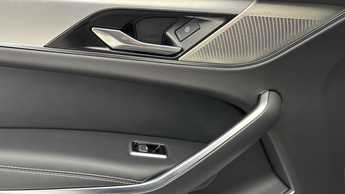 Jaguar F-PACE Image 19