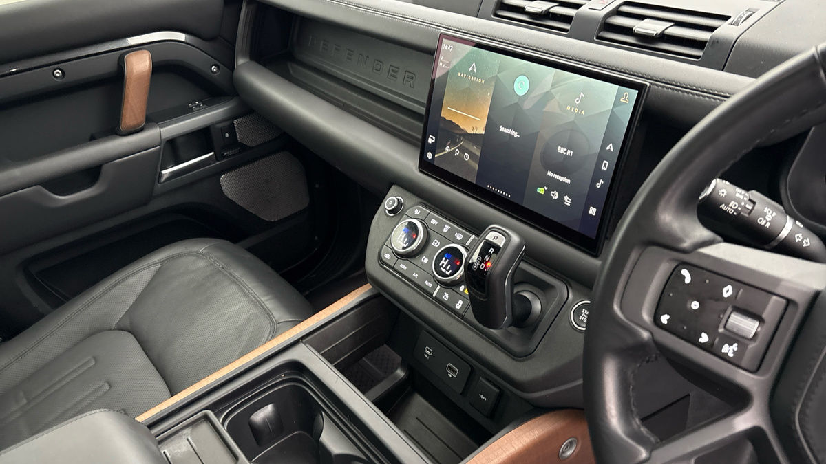 Land Rover Defender 130 Urban Image 18