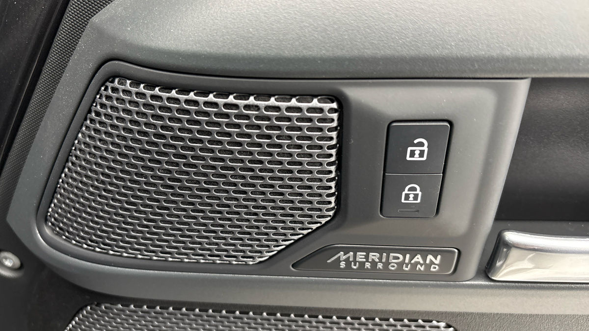 Land Rover Defender 110 Image 27