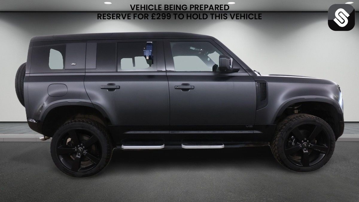 Land Rover Defender 110 Image 5