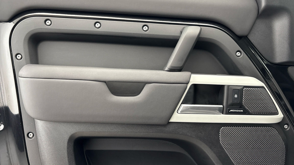 Land Rover Defender 110 Image 19