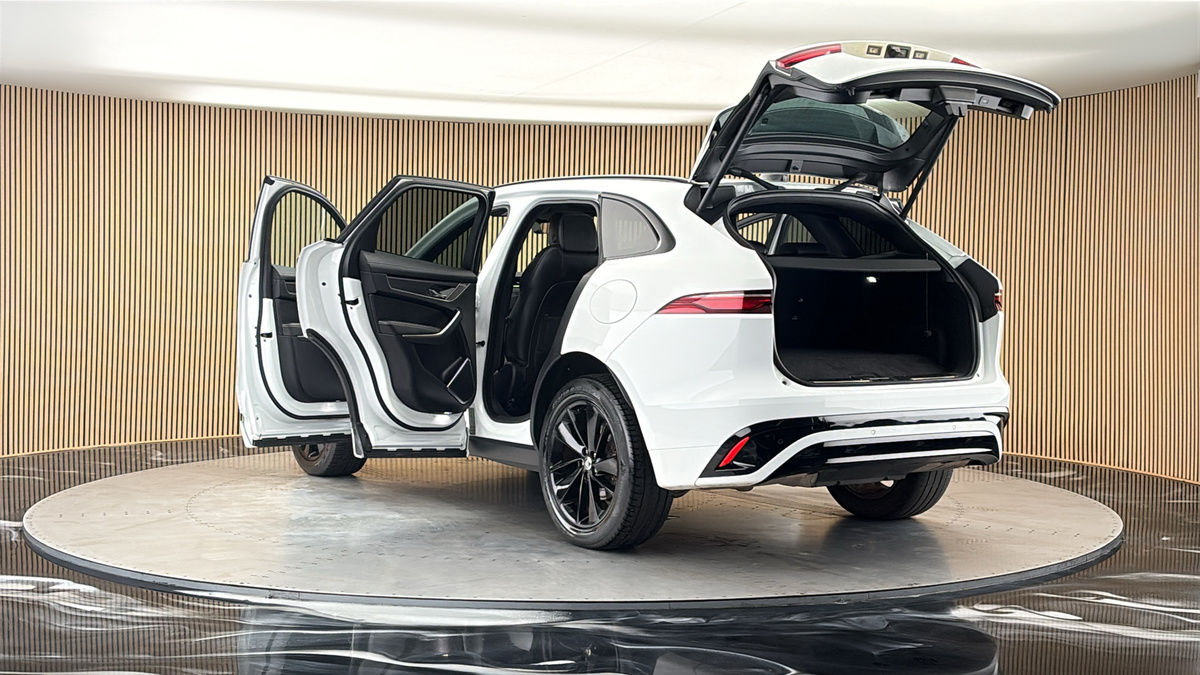 Jaguar F-PACE Image 23