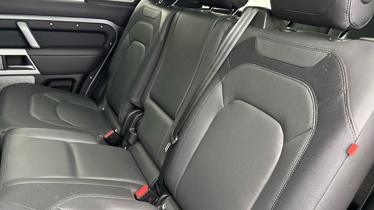 Land Rover Defender 130 Image 8