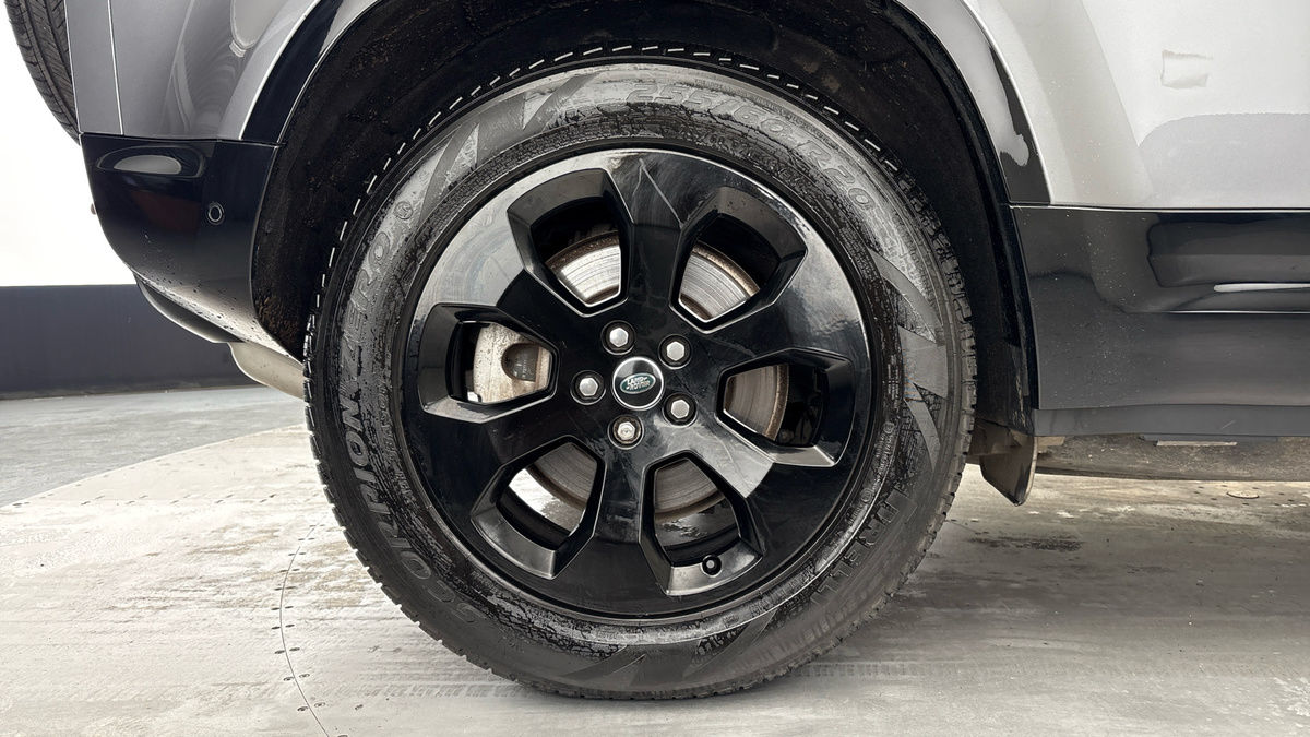 Land Rover Defender 110 Image 10