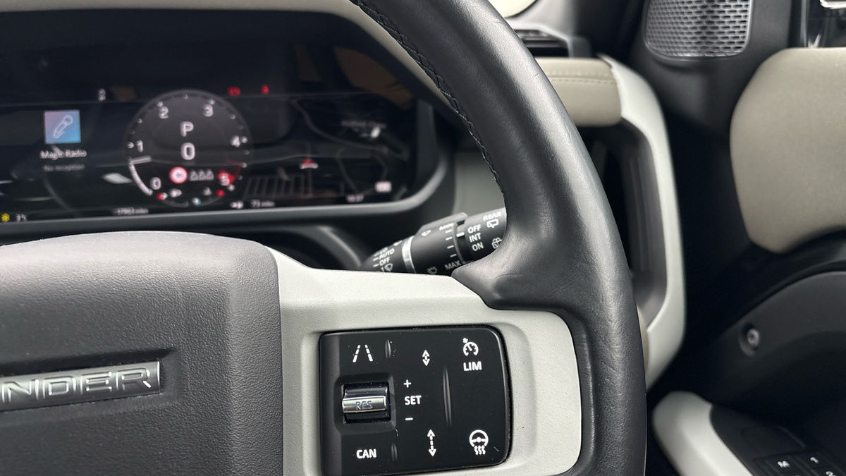 Land Rover Defender 110 Image 14