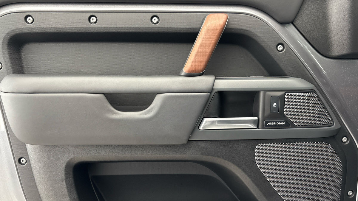 Land Rover Defender 110 Image 19