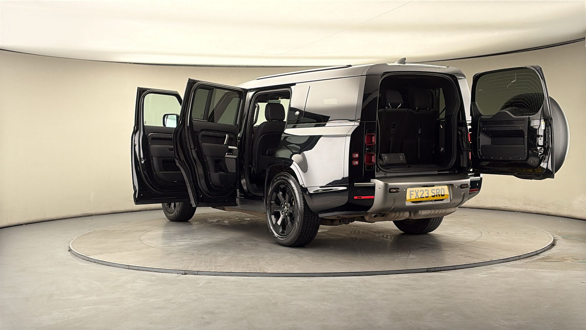 Land Rover Defender 130 Image 23