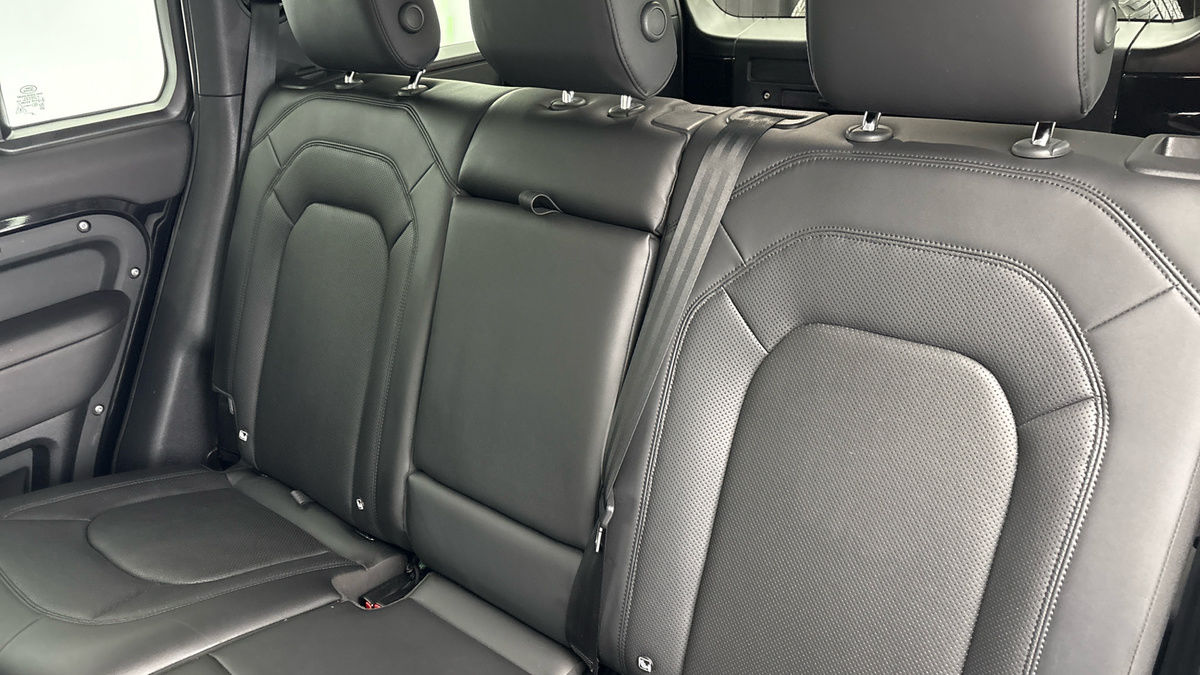 Land Rover Defender 110 Image 8