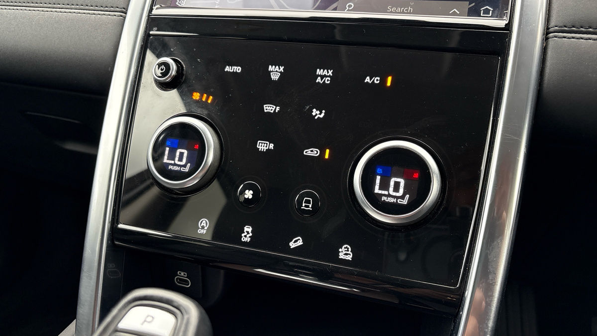 Land Rover Discovery Sport Image 25