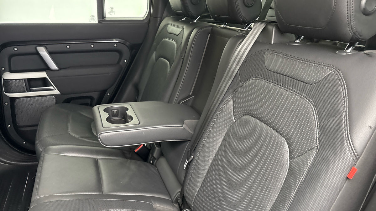Land Rover Defender 110 Image 9