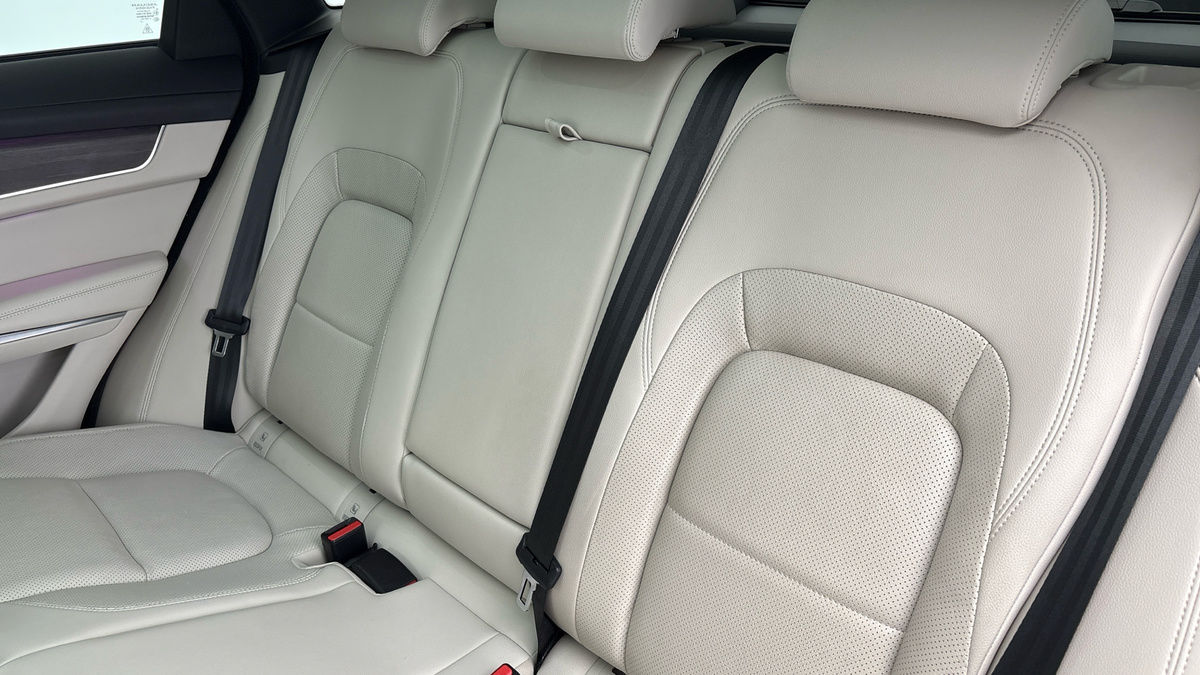 Jaguar F-PACE Image 8