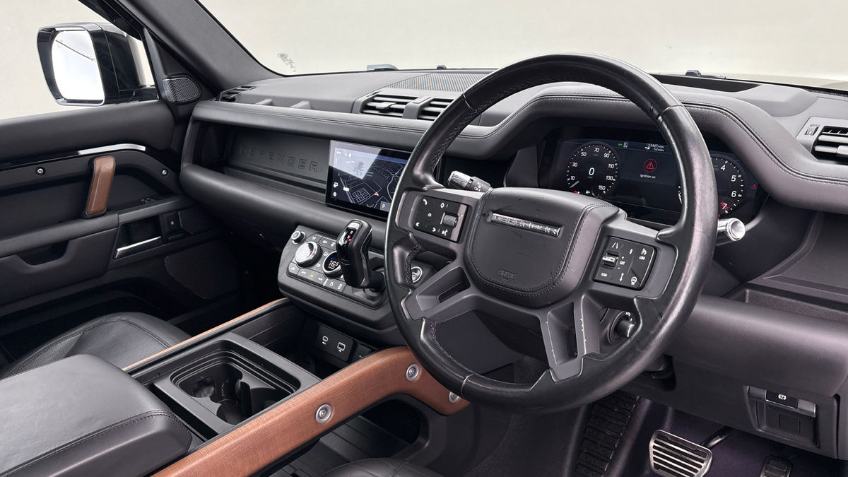 Land Rover Defender 110 Image 5