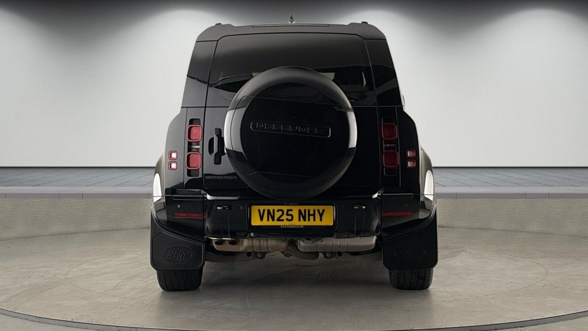 Land Rover Defender 110 Image 4