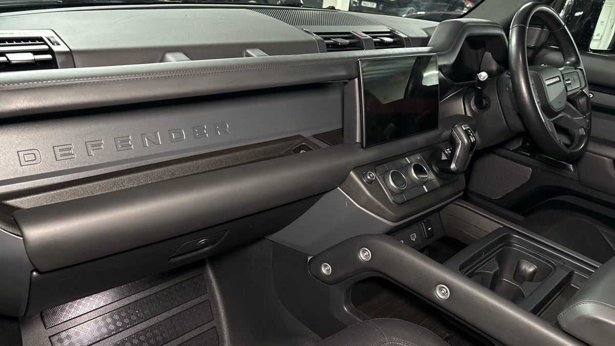 Land Rover Defender 110 Image 12