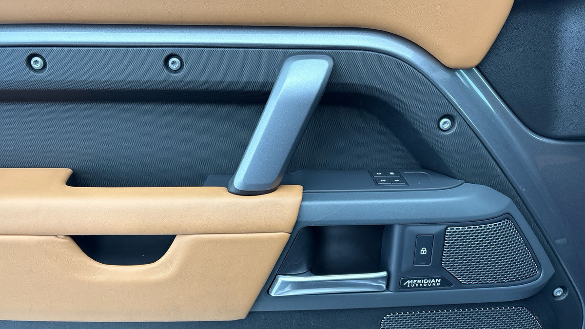 Land Rover Defender 110 Urban Image 19