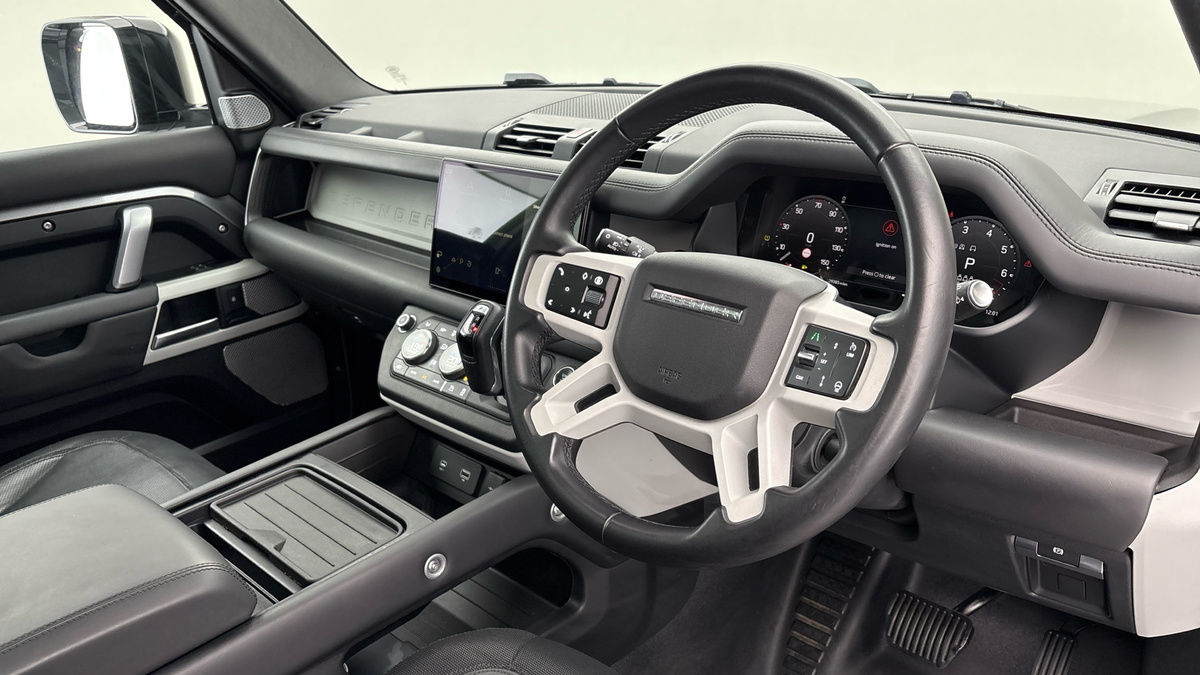Land Rover Defender 130 Image 5