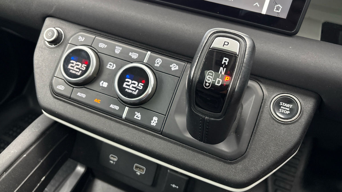 Land Rover Defender 110 Image 27