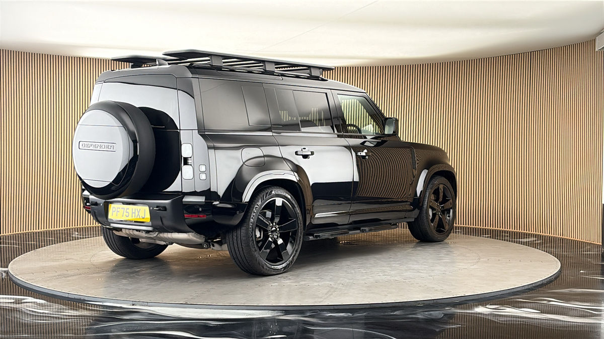 Land Rover Defender 110 Image 21