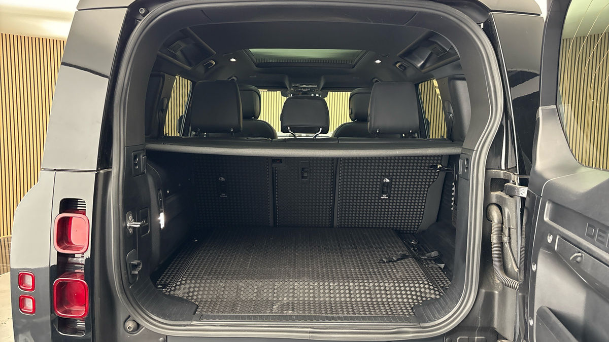 Land Rover Defender 110 Image 11