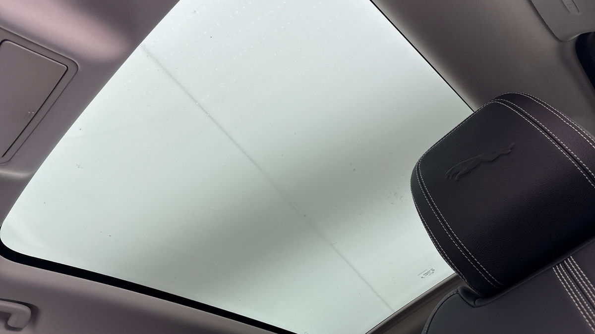 Jaguar F-PACE Image 6