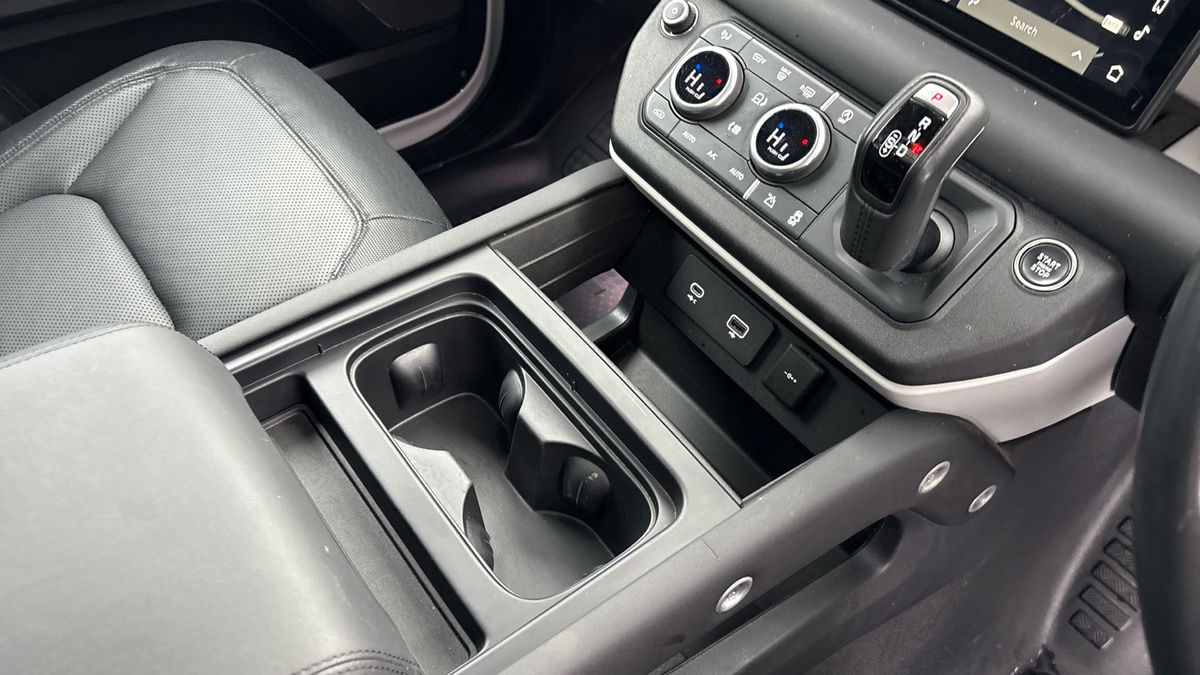 Land Rover Defender 110 Image 18