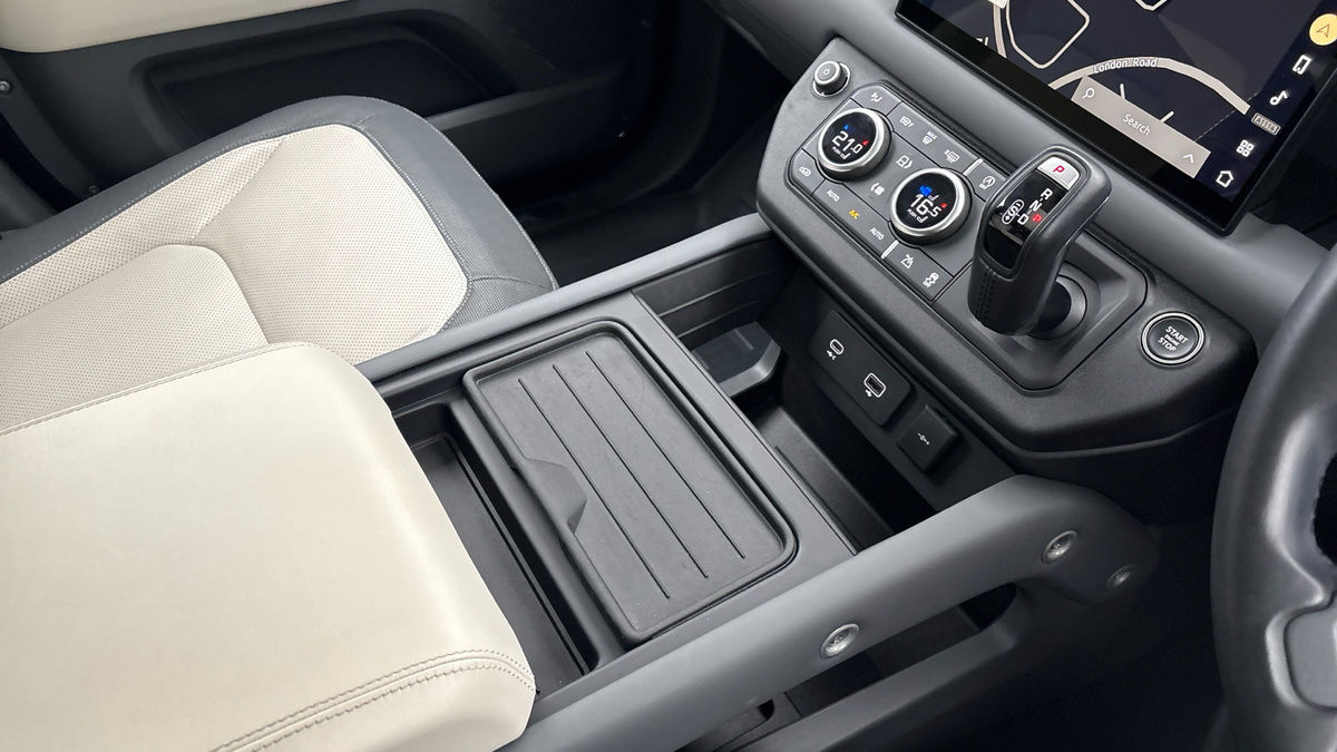 Land Rover Defender 110 Image 18