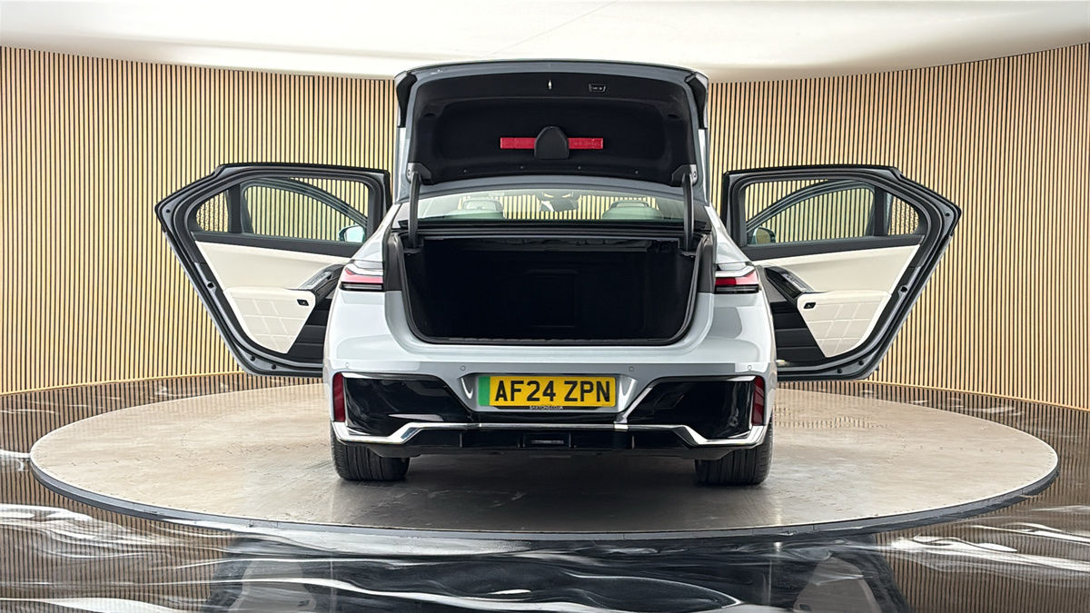 More views of BMW i7