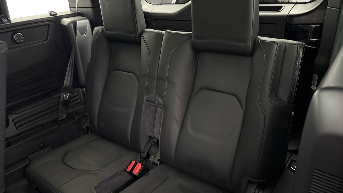 Land Rover Defender 110 Image 27