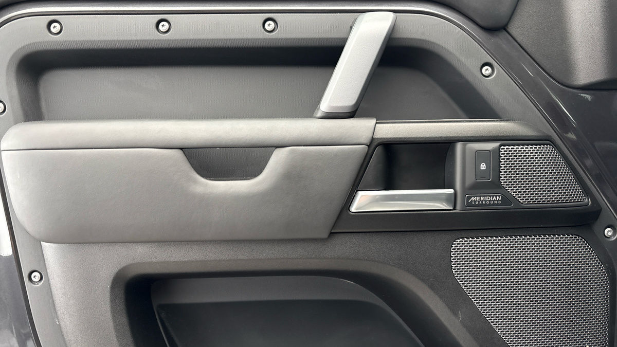 Land Rover Defender 110 Image 19