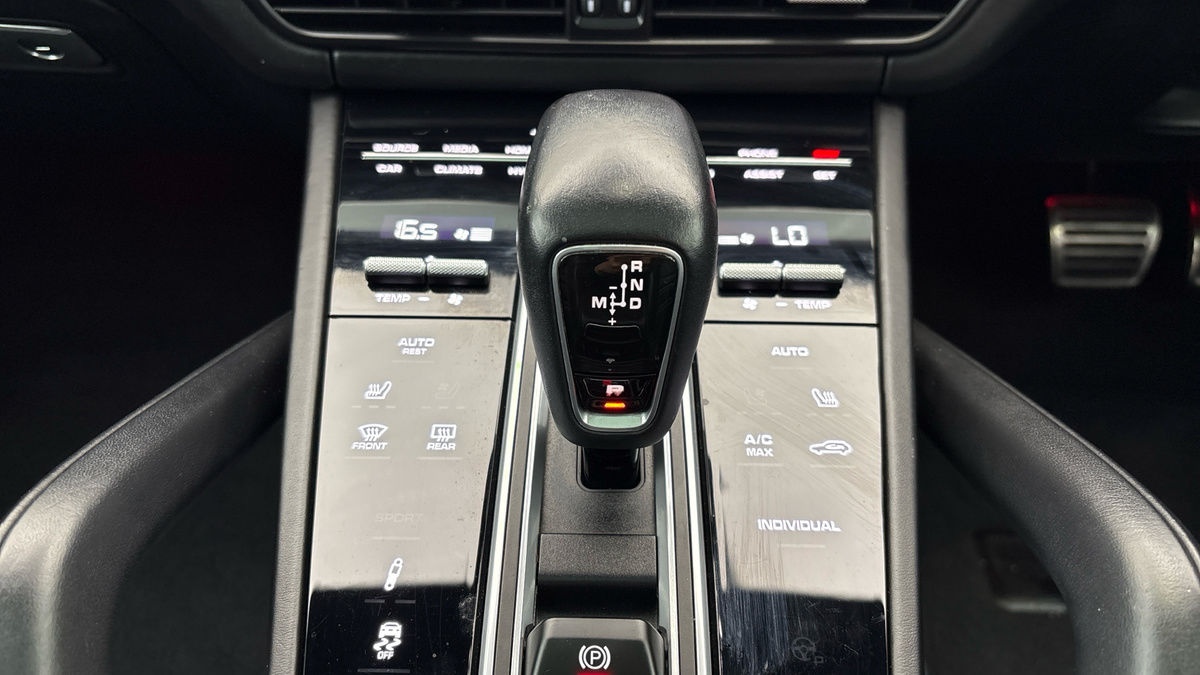 Porsche Cayenne Image 28