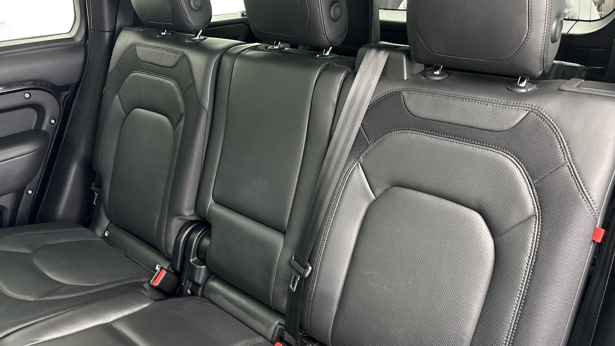 Land Rover Defender 110 Image 8