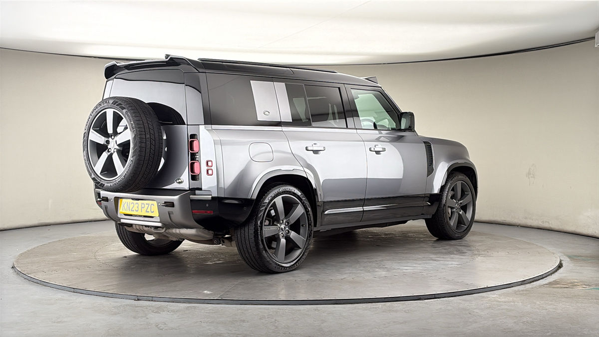 Land Rover Defender 110 Image 21