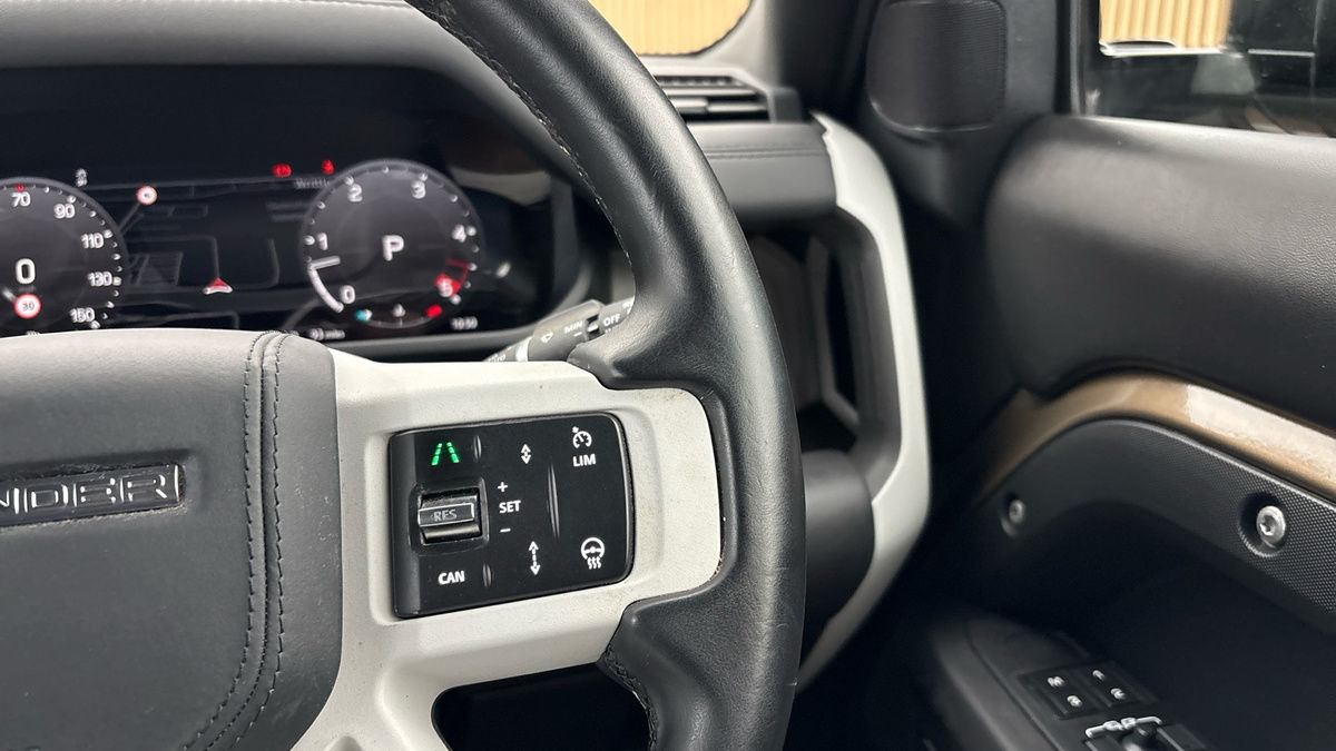 Land Rover Defender 90 Image 14