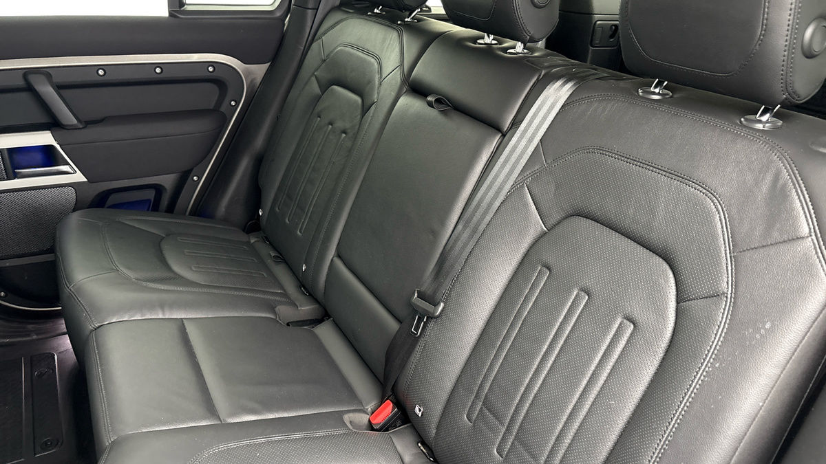 Land Rover Defender 110 Image 8