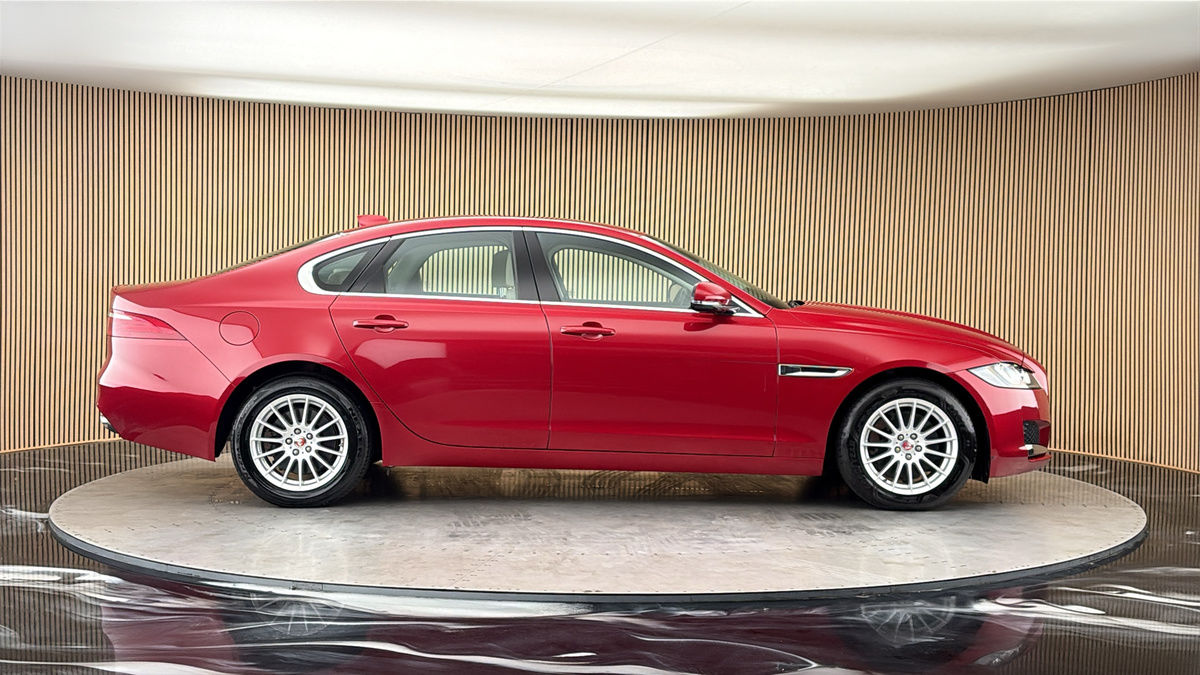 Jaguar XF Image 16