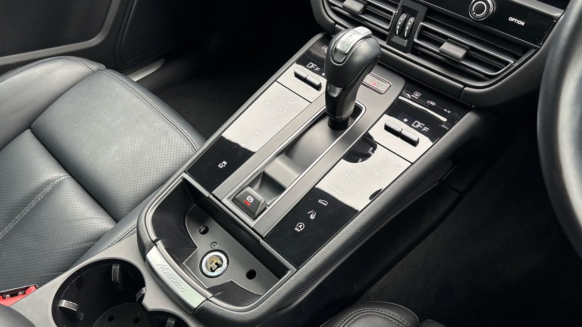 Porsche Macan Image 18