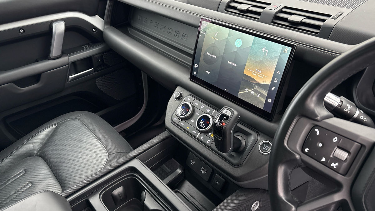 Land Rover Defender 110 Image 18