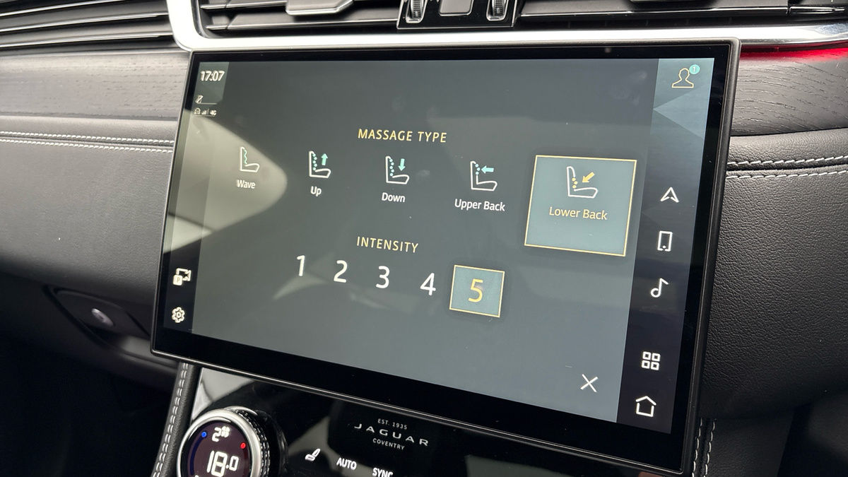 Jaguar F-PACE Image 37