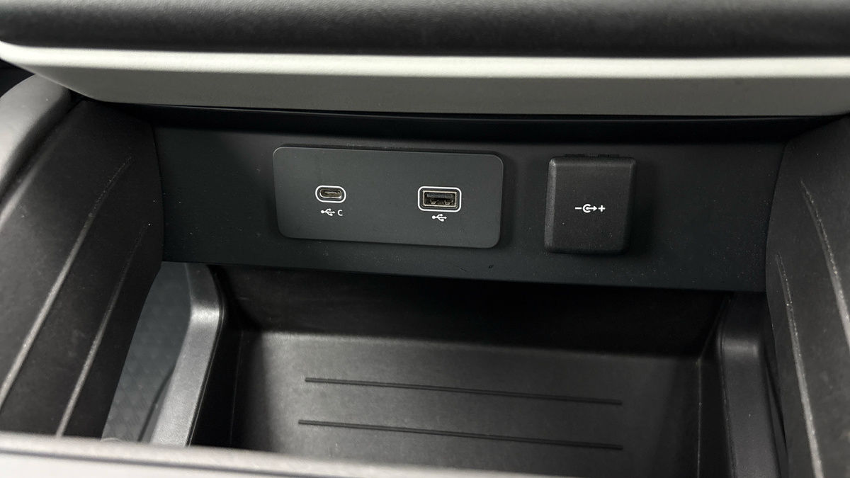 Land Rover Defender 110 Image 26