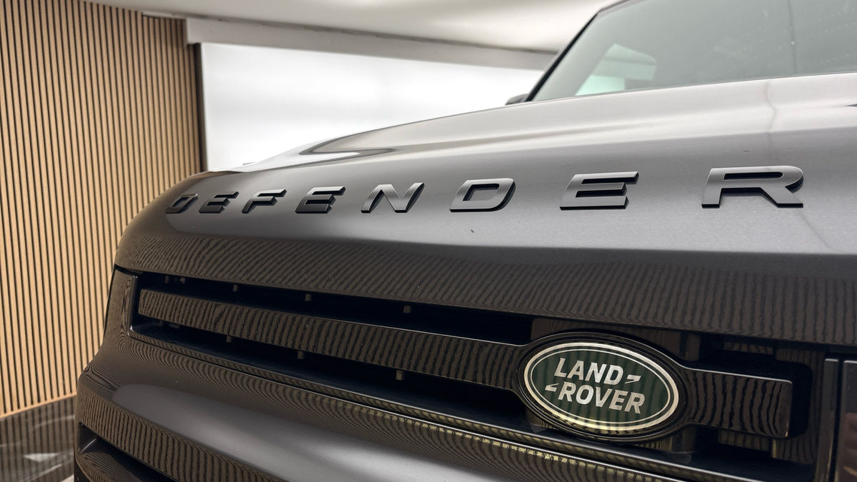 Land Rover Defender 90 Image 24