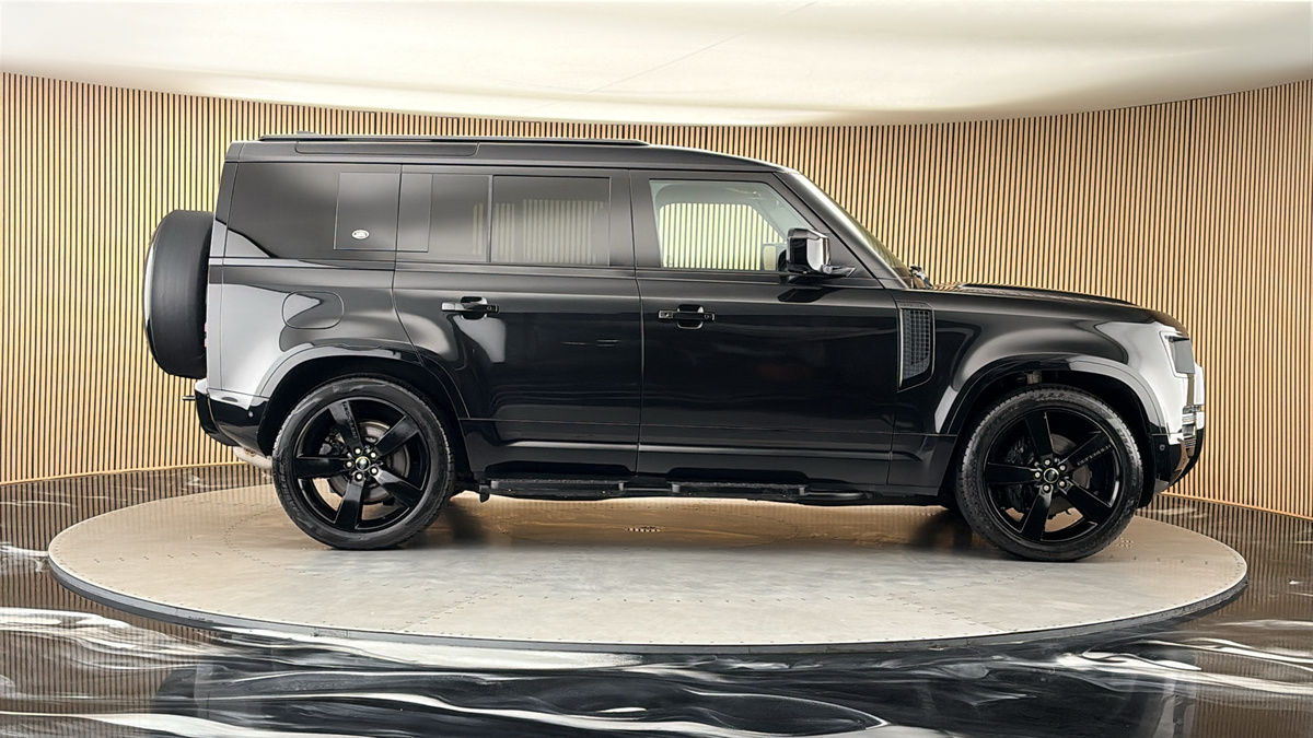 Land Rover Defender 110 Image 16