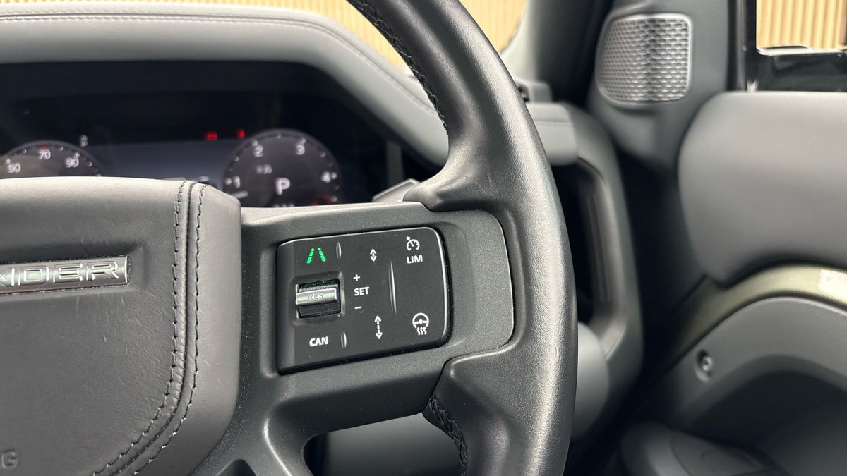 Land Rover Defender 110 Image 14