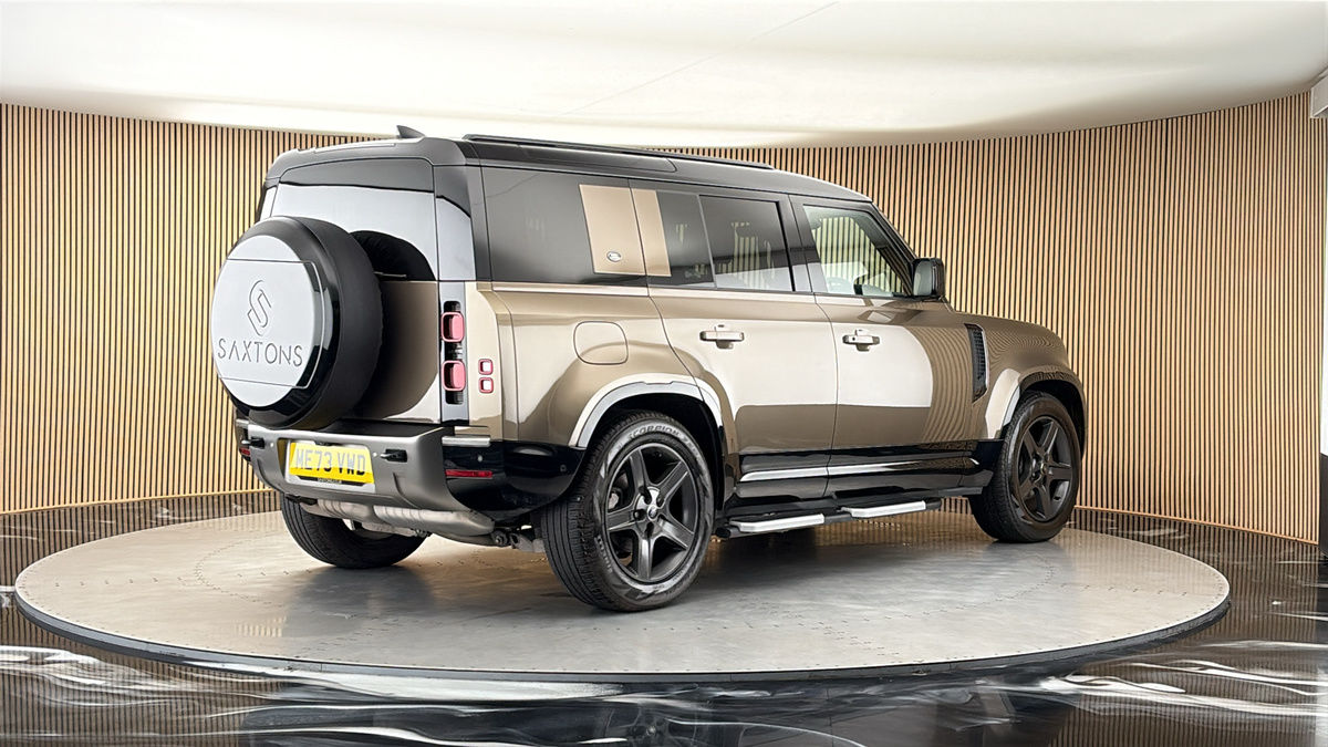 Land Rover Defender 110 Image 21