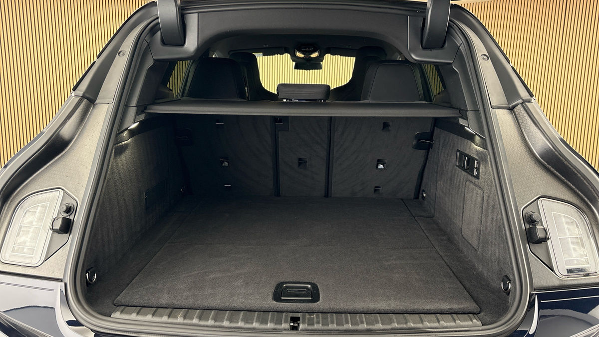 More views of BMW iX