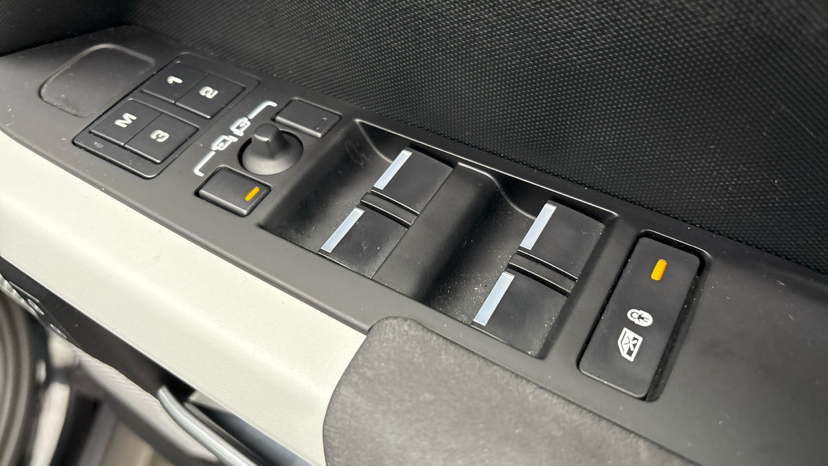 Land Rover Defender 130 Image 28