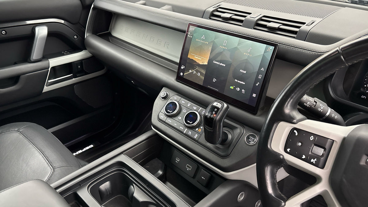Land Rover Defender 110 Image 18