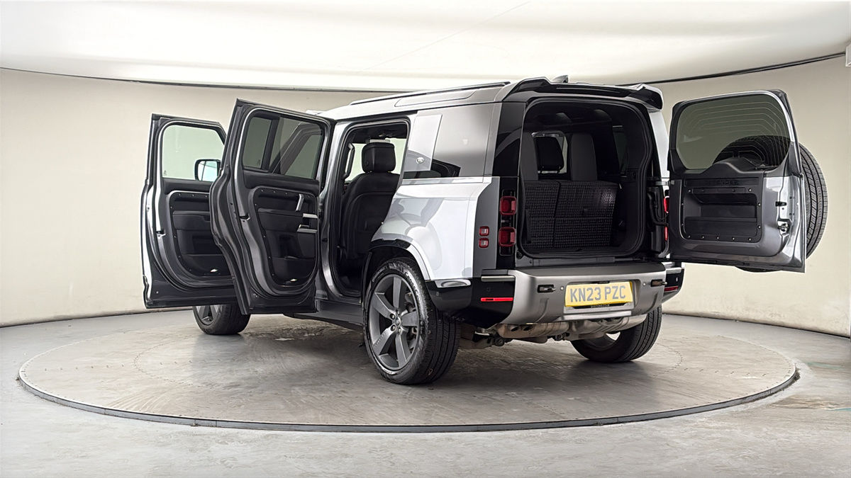 Land Rover Defender 110 Image 23